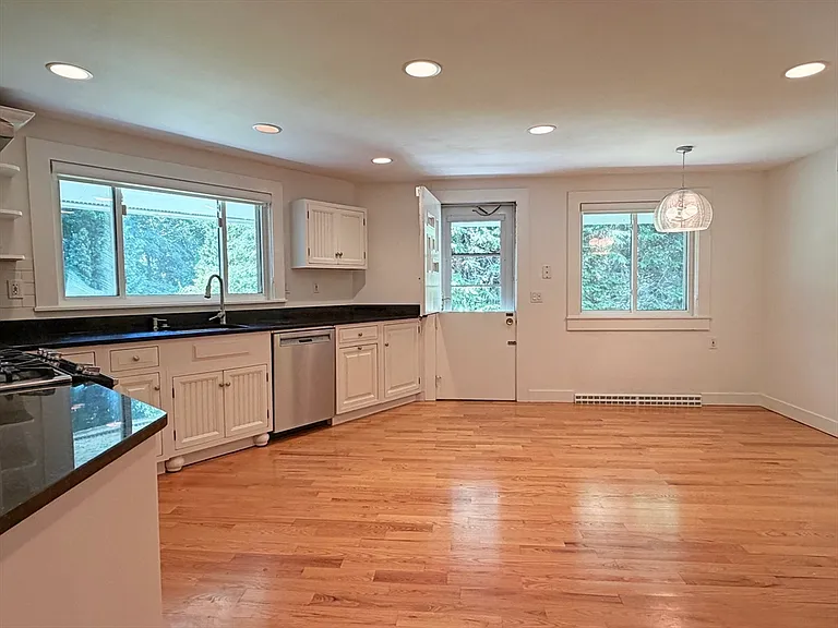 37 Stephen Pl — Photo 13