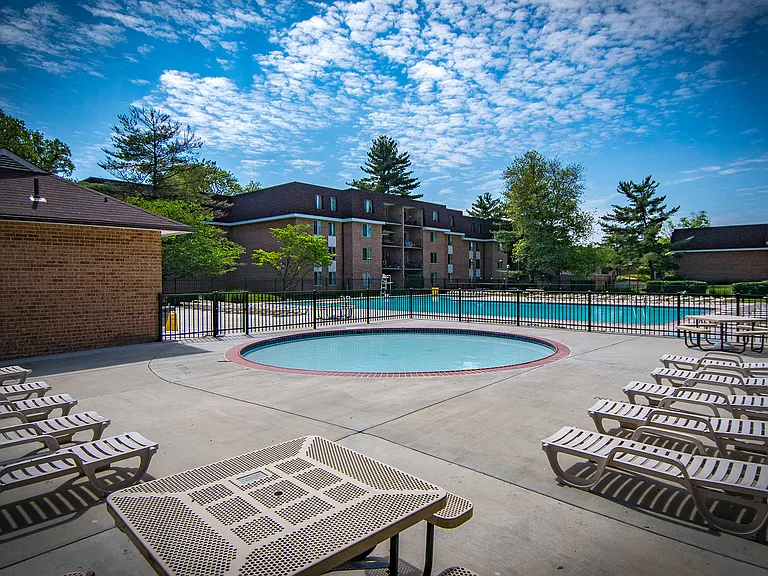 Oakton Park Apartments Kiddie Pool Area 07