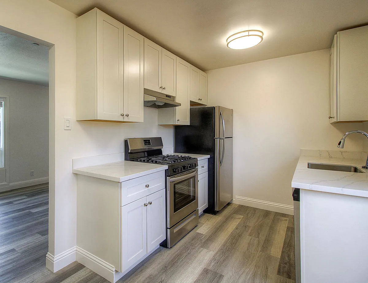 Building Photo - 303 Farmers Ln #3