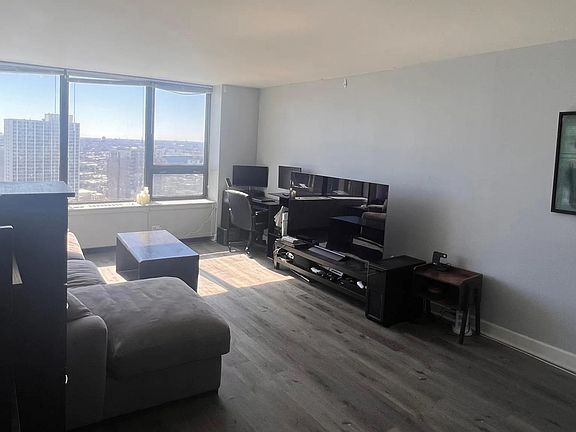 4th image of 3930 N Pine Grove Ave APT 2504