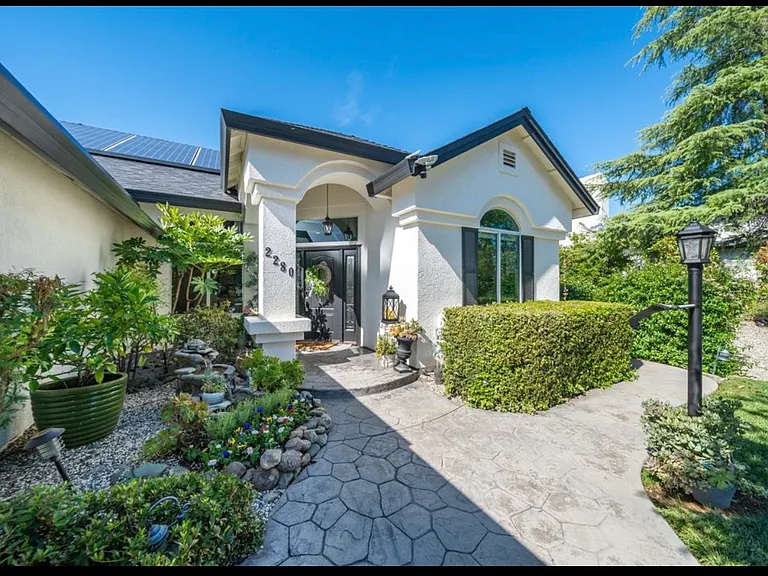 2280 Cumberland Dr — Photo 1