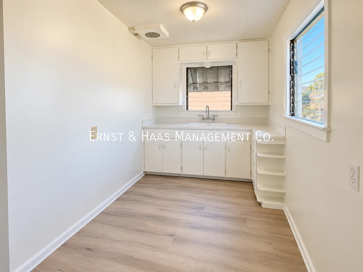 Charming Upper Apartment on 4th! — Photo 4