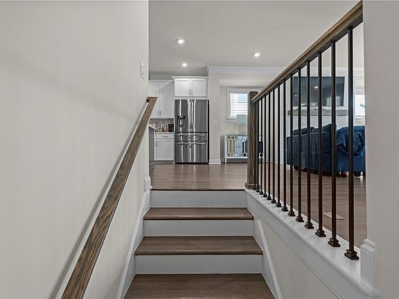 5th image of 2042 Violet Ln