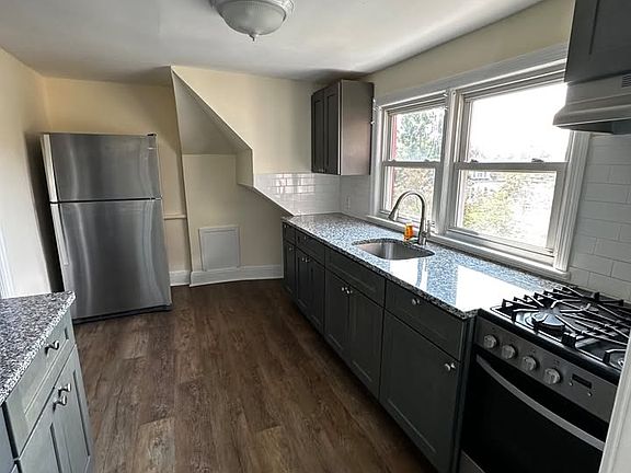 2nd image of 175 Centre Ave APT 3