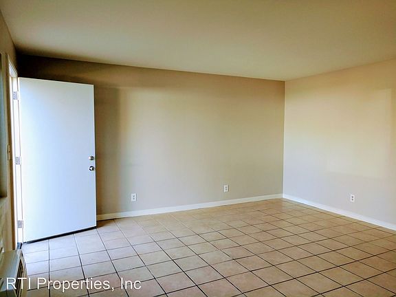 5th image of 944 E Deodar St