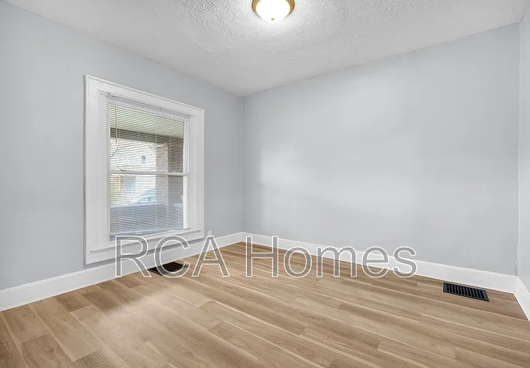 1113 N Oxford St — Photo 9