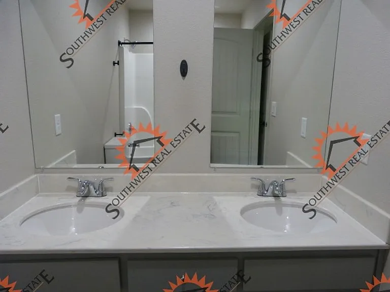 1513 W Llano Estacado — Photo 4