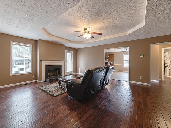 3rd image of 412 Whitney Dr