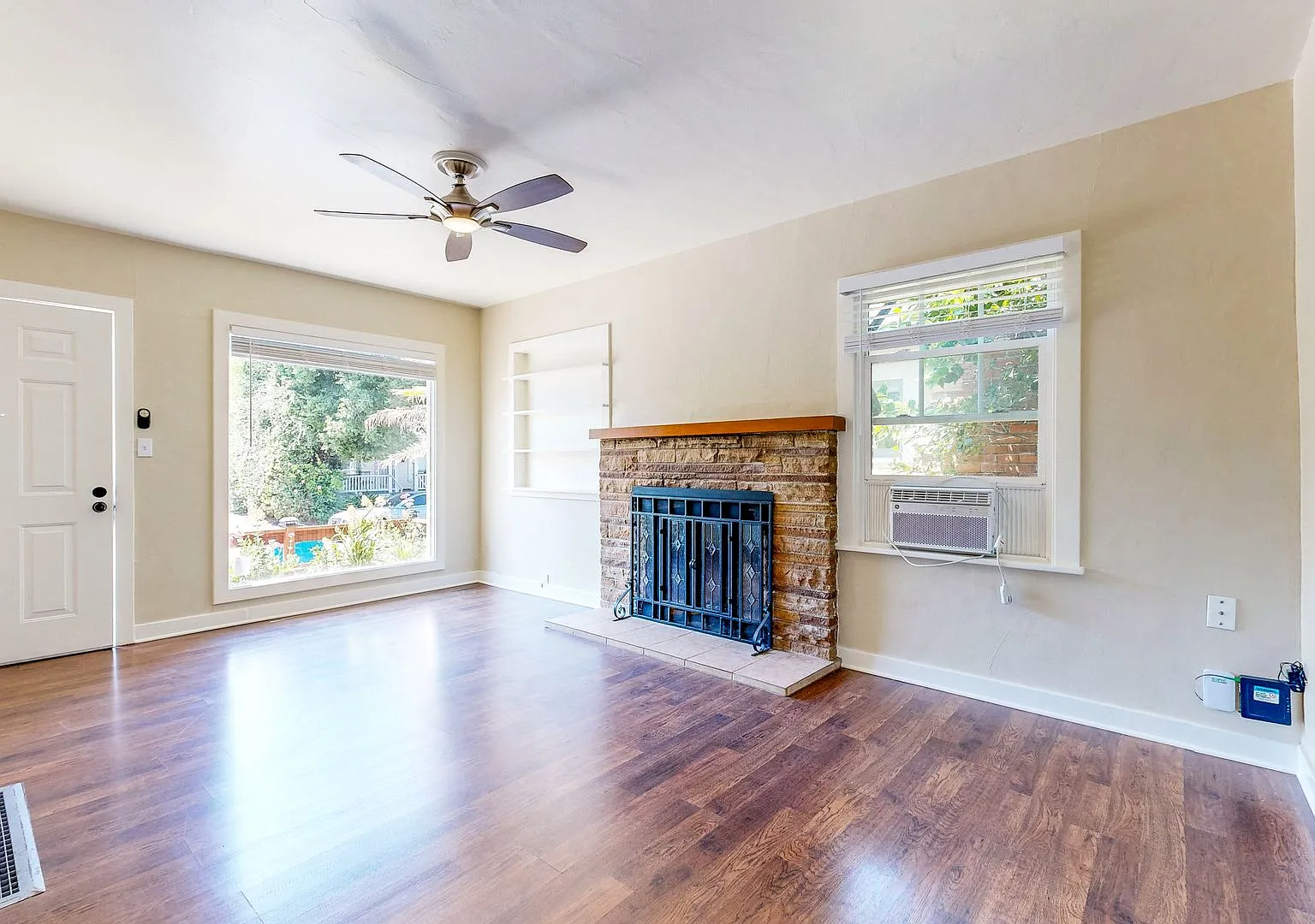 Charming 2 Bedroom 1 Bathroom Single Family Home with One Car Garage! — Photo 4