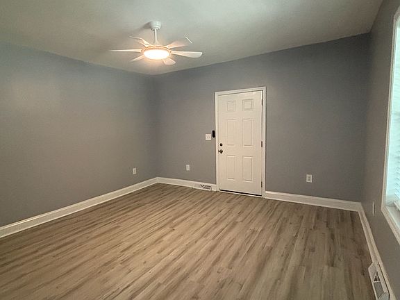5th image of 131 Dixon Cir