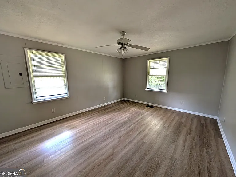 218 Wallis St — Photo 16