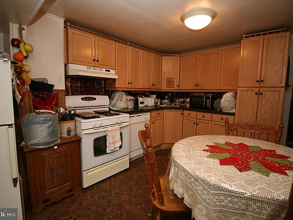 3rd image of 17 Budd St