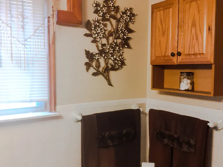 Full Bathroom - Inside