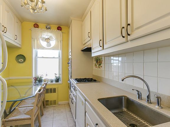 5th image of 14430 Sanford Ave APT 6C