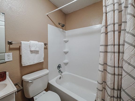 5th image of 1811 Lawndale Ave APT 10