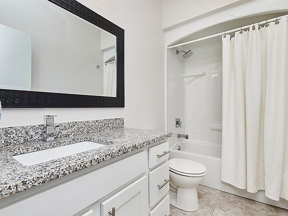 4th image of 1008 NW Orchard Dr