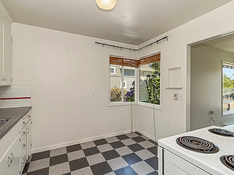532 Colby Ave — Photo 7