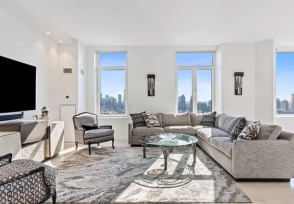 4th image of 400 E 51st St APT 27B