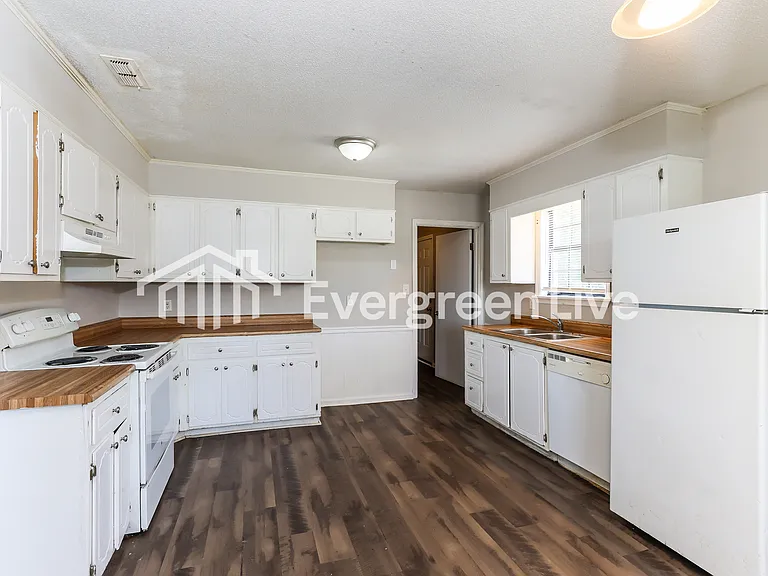 2910 Celeste Dr — Photo 5