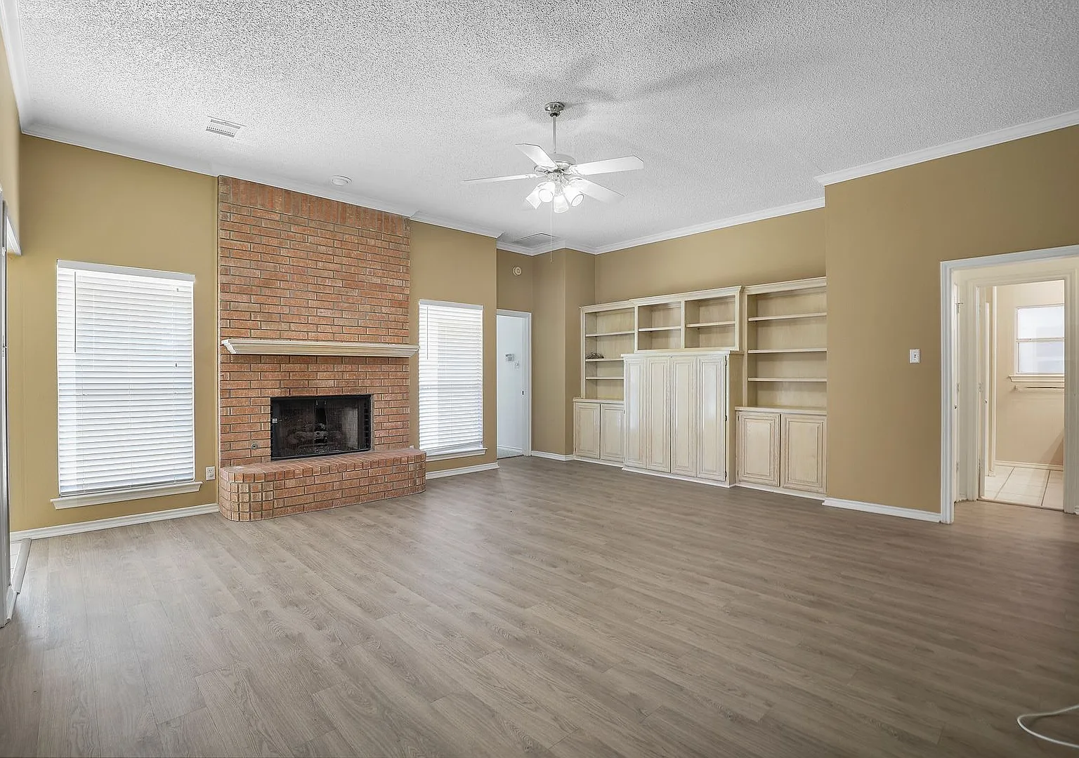 Southlake Living In A 3 Bdrm/2 Bath Home/Close To Lake — Photo 2