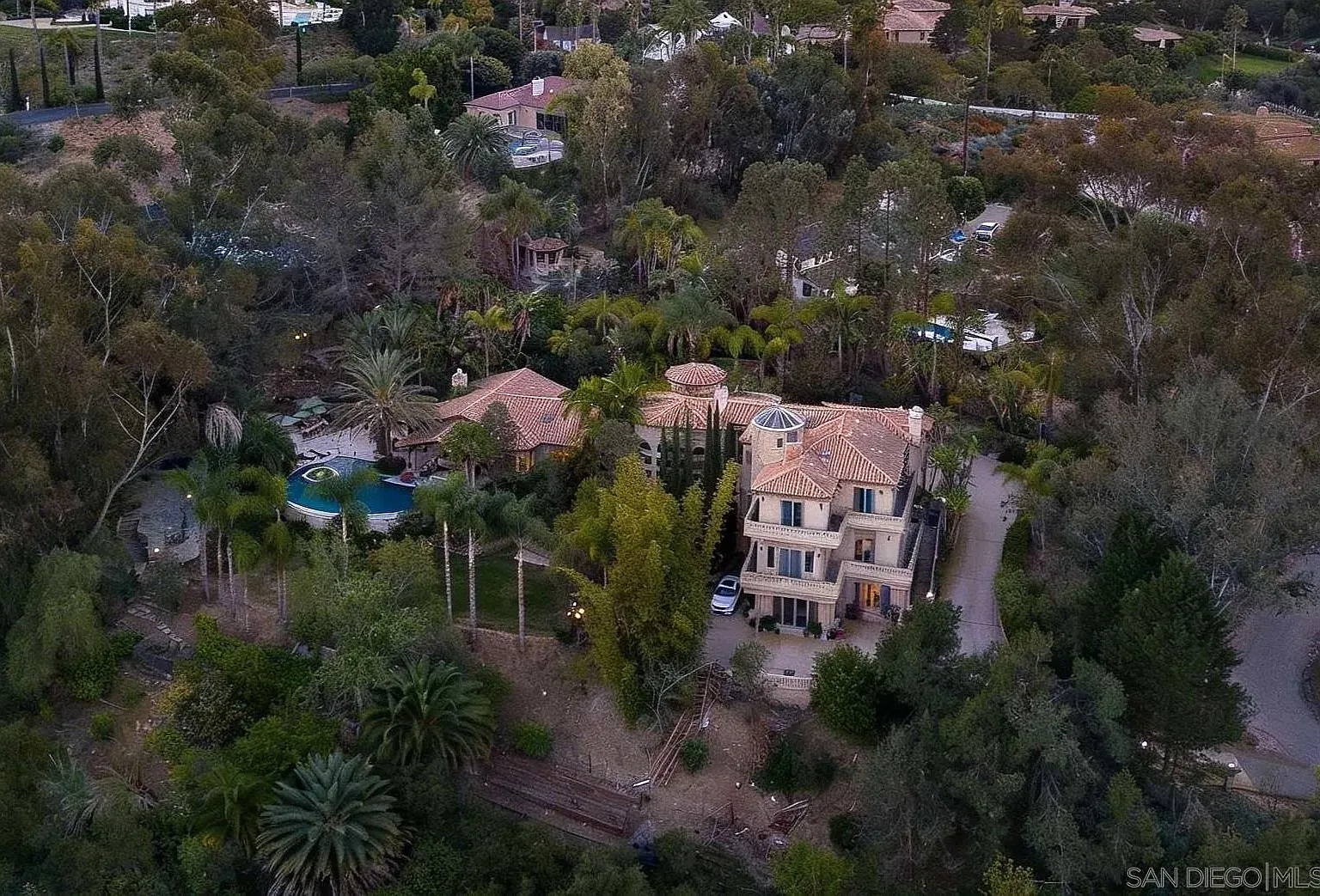 6 bed, 7.5 bath, 7892 sqft, $30,000 — Photo 1