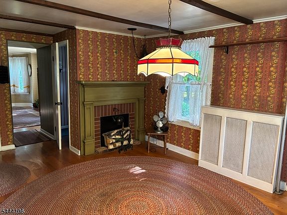 5th image of 585 Meadow Rd