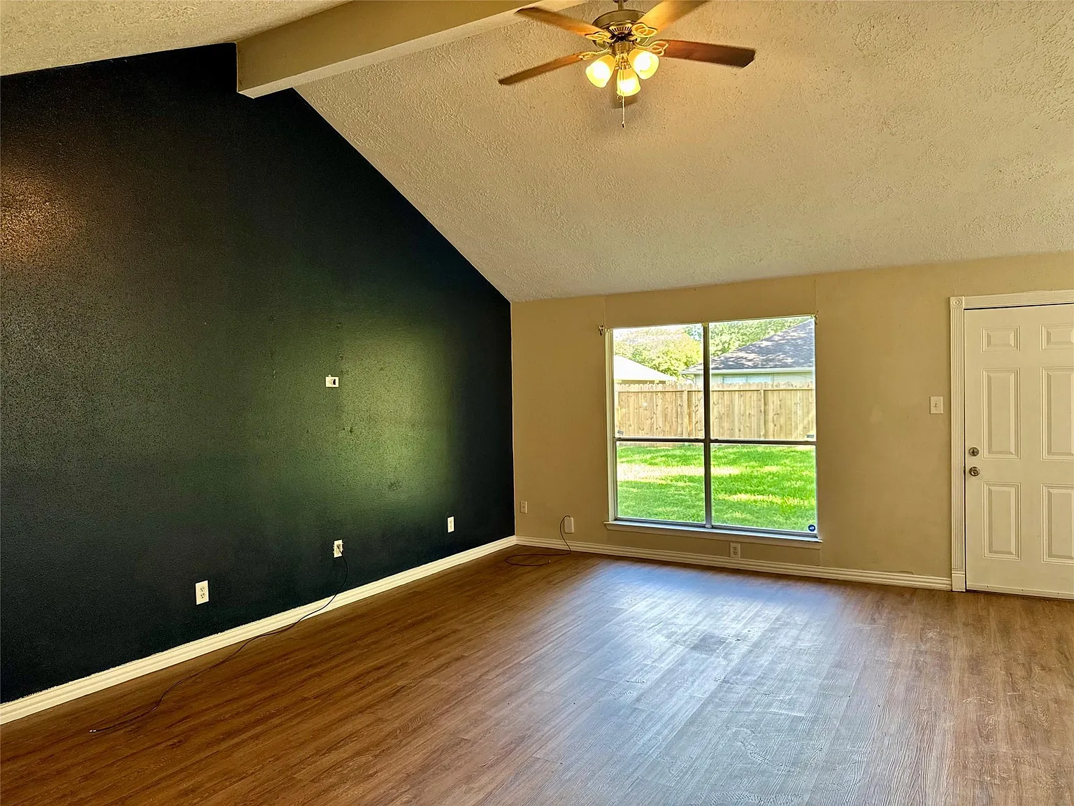 3 bed, 2.0 bath, 1188 sqft, $1,950 — Photo 2