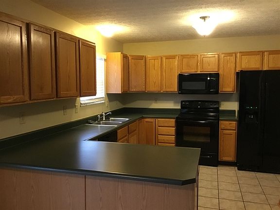 3rd image of 183 Glengary Dr