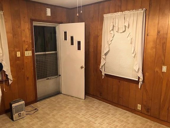 4th image of 643 N Airline Ave
