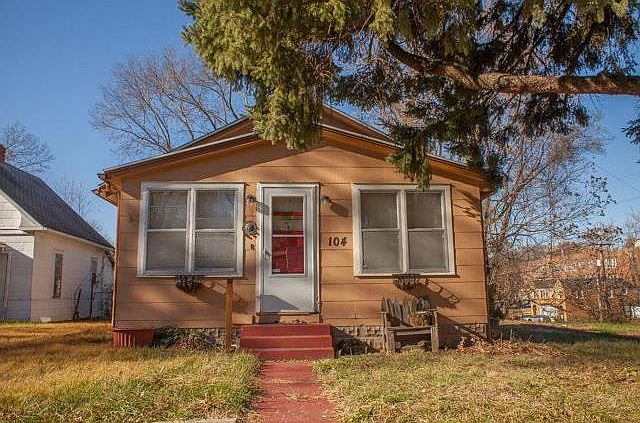 1st image of 104 S Huttig Ave