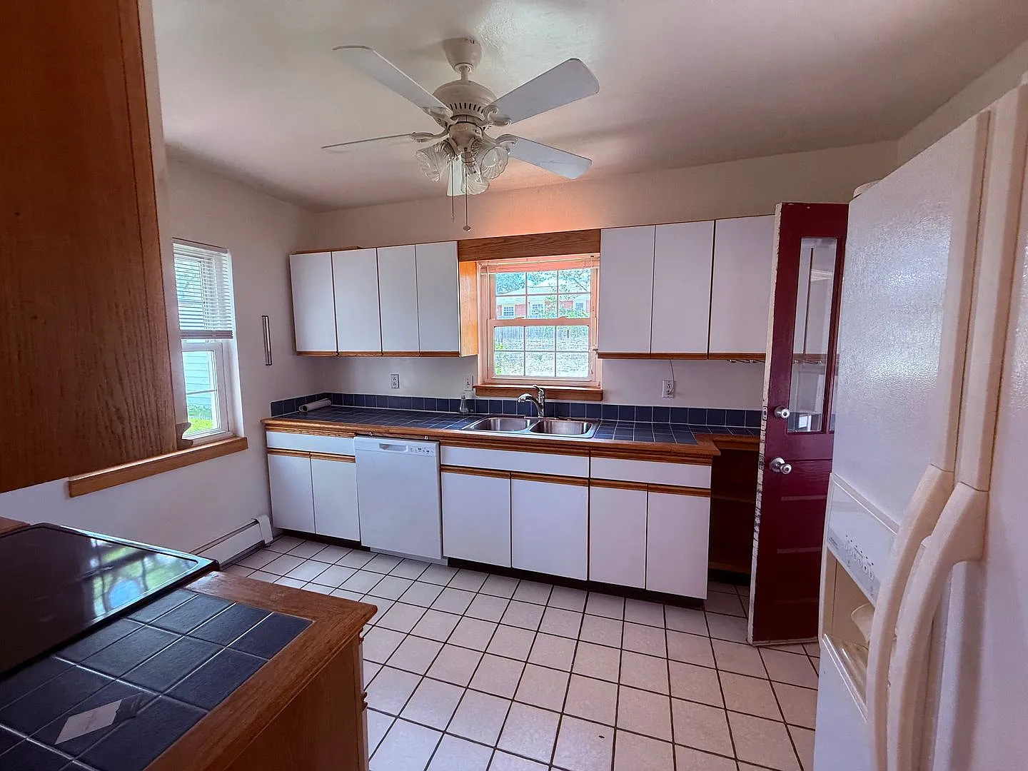 Pet Friendly 3 Bedroom, 2 Bath Home with Hardwood Floors — Photo 4