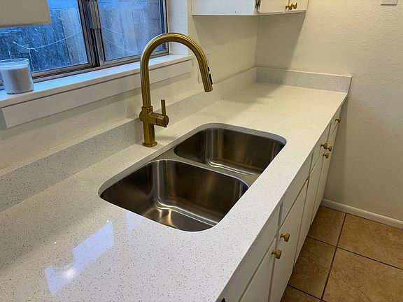 Brand new quartz countertops & fixtures!
