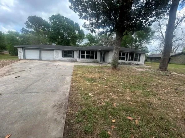 239 Robertson Dr, Lolita, TX 77971
