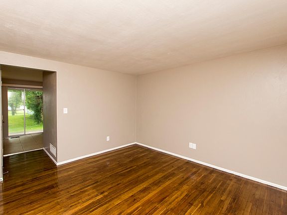 3rd image of 318 W Main St