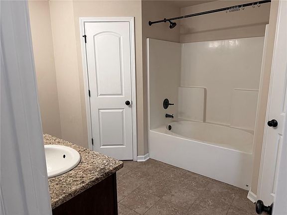 5th image of 70168 4th St