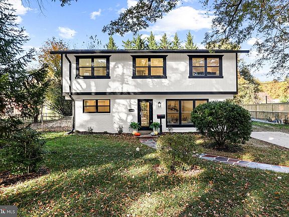 3rd image of 10404 Forest Ave