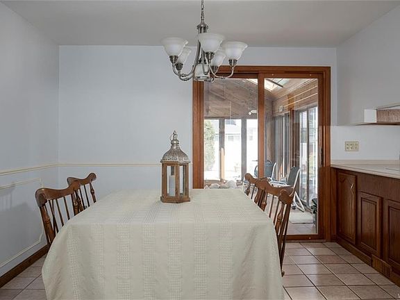 5th image of 126 Albert Dr