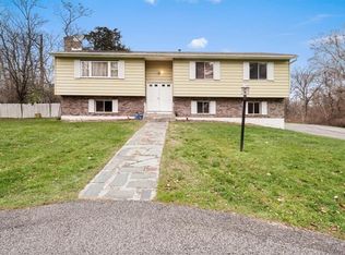 29 Quail Run Rd, Hopewell Junction, NY 12533