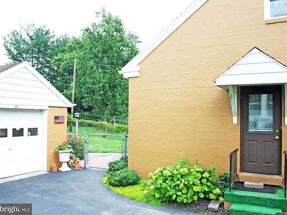 5th image of 327 Highlawn Ave
