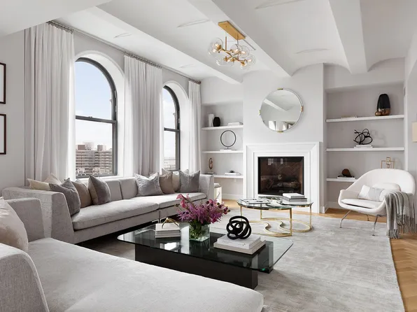 275 West 10th Street image 1 of 19