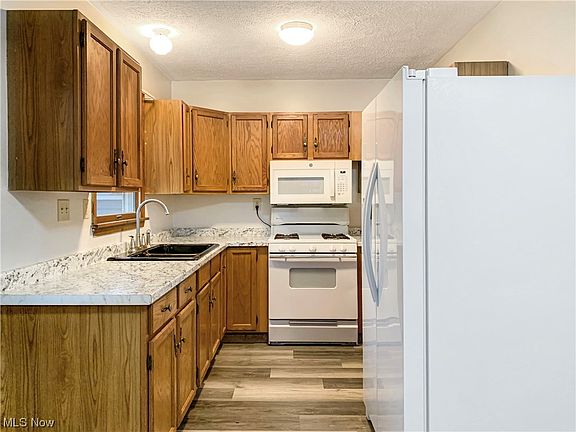 4th image of 1105 Elm St