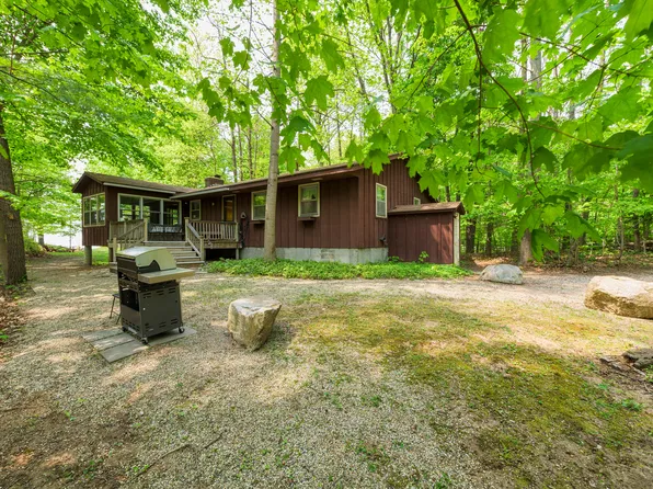 2436 Lakeshore Dr, Fennville, MI 49408