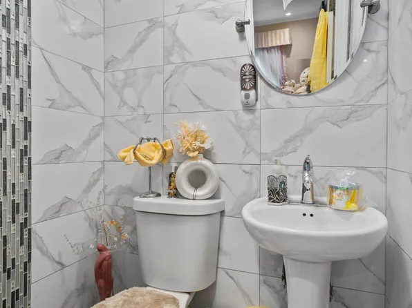 7941 Sea View Avenue image 15 of 18