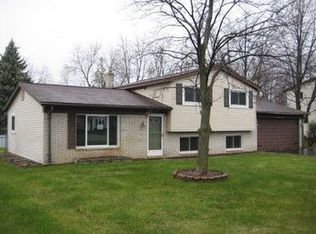 4866 Crestbrook Dr, Waterford, MI 48328