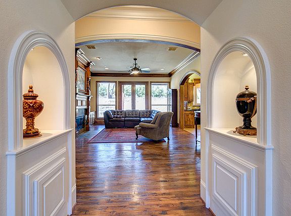 5th image of 481 Oakwood Cir