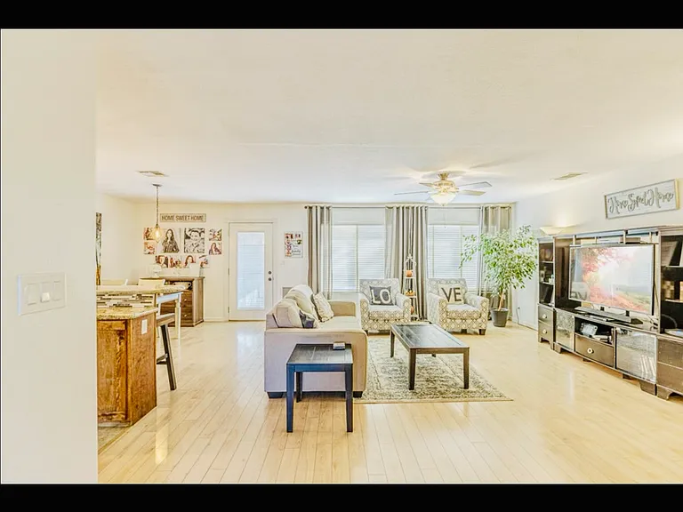2108 Knollwood Ct — Photo 2