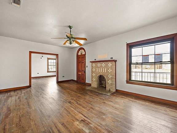 5th image of 370 Austin St