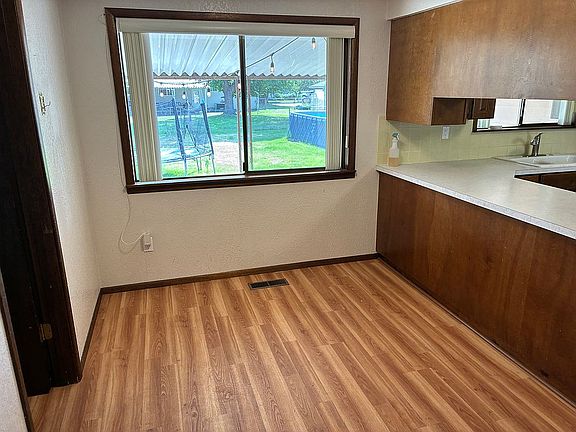 Kitchen eating area