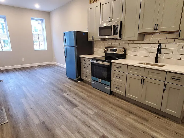 2221 N Franklin St — Photo 1