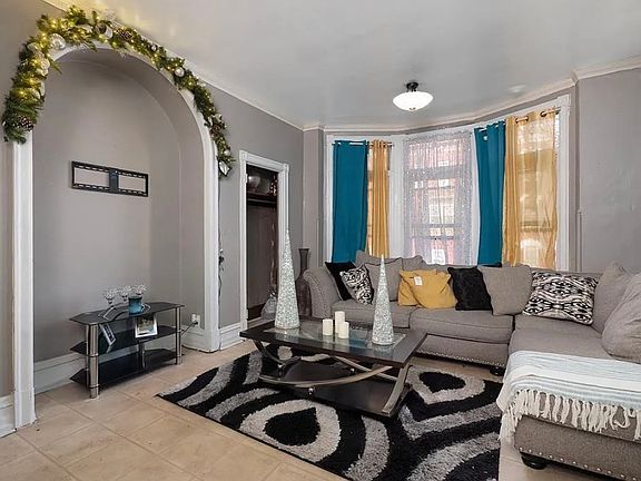 3rd image of 1012 Penn St APT 2